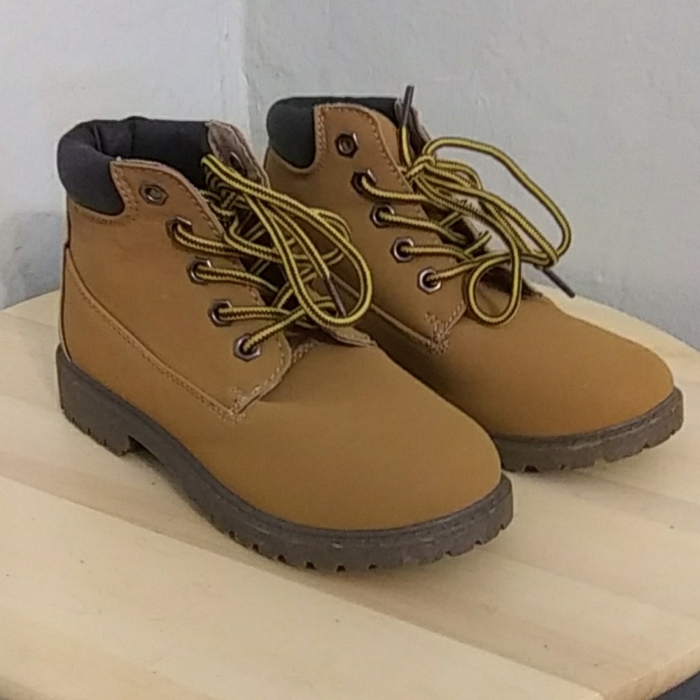 Boy's brown boots size 1 never worn without tags